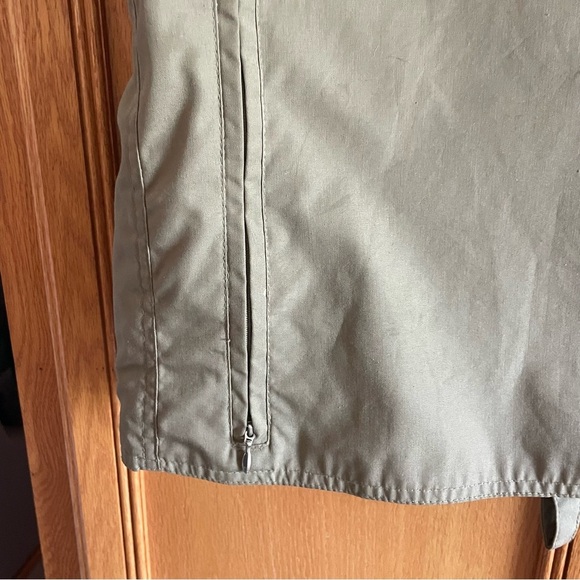 Garcia Olive Green Fishing Vest size L/XL
11 front pockets (2 long zip pockets) - Picture 7 of 11